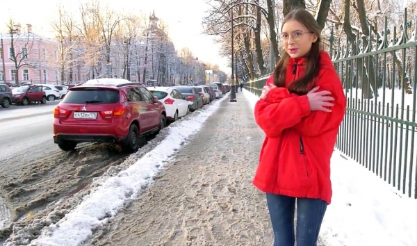 Товарищ спас русскую милашку от стужи и мощно отодрал в тугую попку дома!