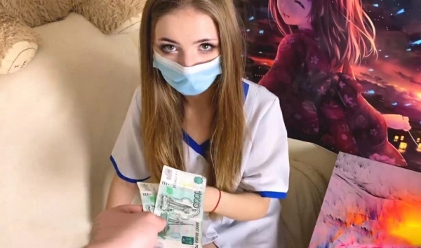 Сексуальная русская врачиха трахается за деньги из-за нищенской зарплаты
