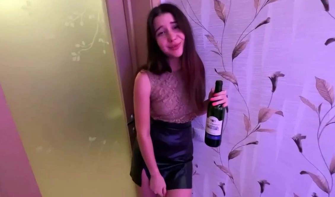 Пьяная русская студентка в домашнем порно: сосала как ненормальная и даже не помнит, с кем