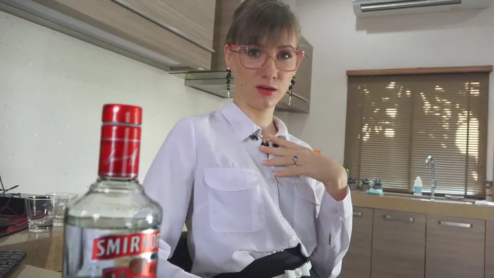Русская пьяная мамка напилась водки с пасынком и отдалась ему прямо на кухне без тормозов
